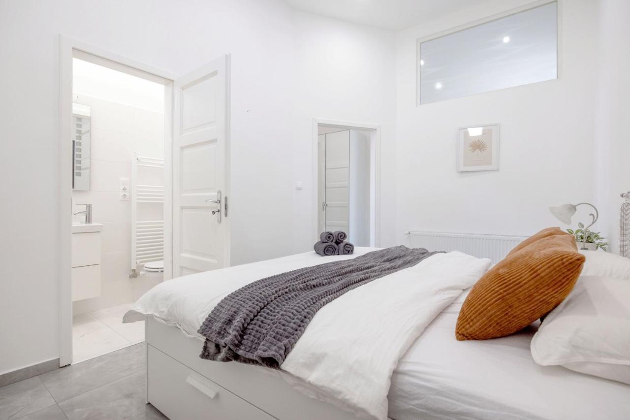 Walk To Vaci Street - Live In Lux Designer Apt W/ Amazing Views Apartment
